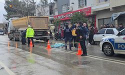 Yolun karşısına geçerken TIR’ın çarptığı yaya öldü; aynı yolda eşine de otomobil çarpmış