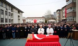 Çekmeköy'de öğrencisinin bıçaklı saldırısında hayatını kaybeden öğretmen için okulunda tören düzenlendi