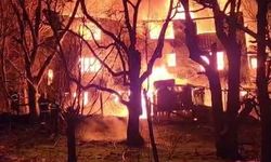 2 katlı ahşap ev ve odunluk yandı