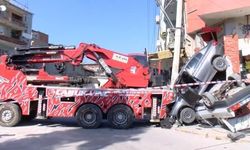 Rampada geri kayan vinç, 2 otomobili ezip, aydınlatma direği ile iş yerine çarptı