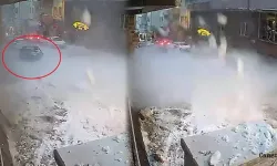 Üzerine çatıdan kar kütlesi düşen otomobil kullanılamaz hale getirdi