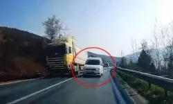 Hatalı sollama yapan sürücü kazaya yol açıyordu; o anlar kamerada