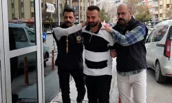 Babasını boğdu, cesediyle aynı evde kaldı