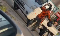 Tartıştığı sürücünün camını kaskla kıran motosikletli kamerada