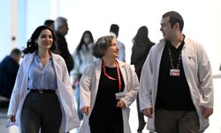 Doktor anne, meslektaşı iki çocuğuyla aynı hastanede çalışıyor