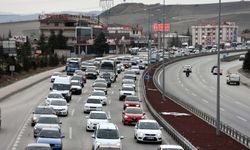 "Kilit Kavşak" Kırıkkale'de bayram trafiği yoğunluğu başladı