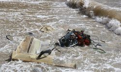 Alabora olan balıkçı teknesindeki 2 kişi yüzerek kurtuldu