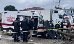 Ambulans ile kamyon çarpıştı: 1 ölü, 3 yaralı