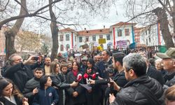 Ankara'da okul binasının devredilmesine tepki gösteren öğrenci ve velilerden basın açıklaması