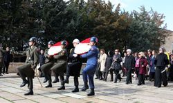 Bakan Güler'in eşi Demet Güler, kadın subaylarla Anıtkabir'i ziyaret etti
