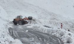 Çığ düşen kara yolunda yolcu otobüsünde mahsur kaldılar