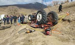 Devrilen traktörün altında kalarak hayatını kaybetti