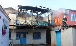 2 katlı ev sobadan çıkan yangında küle döndü