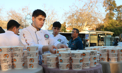 İzmir’de meslek lisesi öğrencilerinden kendi hazırladıkları yiyeceklerle bin kişilik iftar