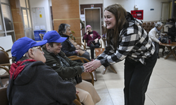 Ankara Seyranbağları Huzurevi'nde kalanlar bayram heyecanını ziyaretçileriyle paylaşıyor