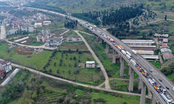 TEM’de 2 TIR ve 2 otomobil çarpıştı; araç kuyruğu dron kamerasında