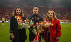 Hakem Asen Albayrak’a çiçek verildi