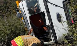 Harfiyat kamyonu uçuruma yuvarlandı, sürücü öldü