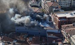 İş merkezinin deposunda çıkan yangında 2 kişi dumandan etkilendi