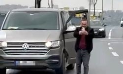 Trafik tartışması; aracından çekiçle indi, kamerayı görünce geri döndü