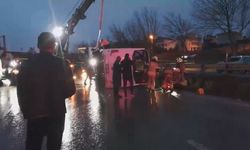 D-100 Karayolu'nda midibüs devrildi; 1 ölü 9 yaralı