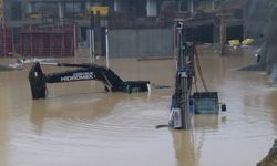 Çekmeköy'de dere yola taştı; Kadıköy istikameti trafiğe kapatıldı