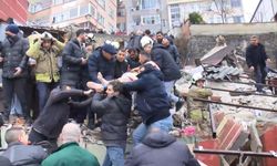 Fatih’te doğal gaz kaynaklı patlamada 2 bina çöktü 7 kişi kurtarıldı