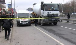 Minibüse çarptıktan sonra üzerinden beton mikseri geçen motosikletli öldü