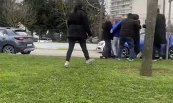 Trafik tartışmasında iki kadın saç saça kavga etti