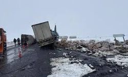 Devrilen zift yüklü tankere, TIR çarptı: 2 yaralı