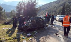 Kamyon ile otomobil çarpıştı: 1 ölü, 5 yaralı