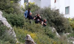 Kayalıktan düşen kadını sırtlarında taşıyıp, sağlık ekibine teslim ettiler