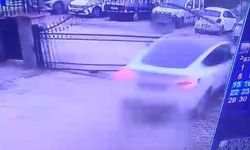 Otomobilin sitenin demir kapısını kırdığı kaza anı kamerada