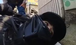 Otomobille çarpışıp elektrik panosuna savrulan motosikletin sürücüsü yaralandı