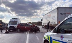 Park halindeki TIR'a çarpan otomobilin sürücüsü yaralandı