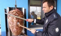 Sivas'ta polisten sürücülere iftarlık döner-ayran ikramı