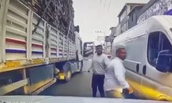 TIR'dan inip, bıçakla otomobile saldırdılar