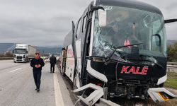 TIR'ın yandan çarptığı yolcu otobüsü refüje çıktı; kaza kamerada