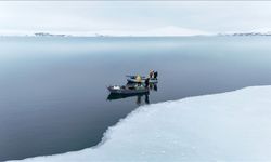 Nazik Gölü'nde buzlar kısmen çözüldü