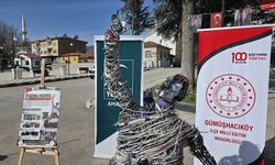 Dijital bağımlılığa atık elektronik malzemelerden yapılan "Dijital Ucube" heykeliyle dikkati çekildi