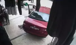 El freni çekilmeyen otomobil, mağazaya girmek üzereyken durduruldu