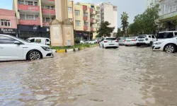Kızıltepe’de sağanak; yollar göle döndü