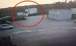 Kamyona çarpan minibüsün sürücüsü yaralandı; kaza kamerada