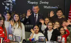 Özgür Özel, koltuğunu 5'inci sınıf öğrencisi Elisa'ya devretti