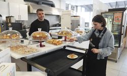 Otizmli bireyler kafede çalışarak hem öğreniyor hem sosyalleşiyor