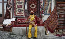 Sandıkta unutulan perde ve halıları kıyafetlere dönüştürüyor