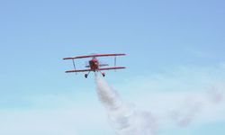 Kadın akrobasi pilotu Şener, Dünya Pilotlar Günü'nde gösteri uçuşu yaptı