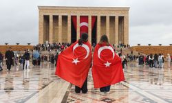 Sağanak yağmur altında 23 Nisan coşkusu