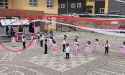 Anaokulu bahçesinde gösteri yapan öğretmen ve öğrencilerin üzerine tabela düştü