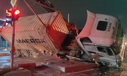 TIR devrildi, yol trafiğe kapandı